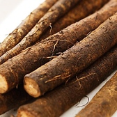 “ごぼうへのこだわり”　契約農家から直接仕入れております。熊本県産の無農薬のごぼうを使用しております。もつ鍋のダシにより甘みと深みを醸し出します。