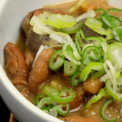 じっくり煮込んで味がしっかり染み込んだ【名代　もつ煮】