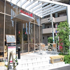 開放的なテラス席。小型ペット同伴も可能