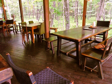 緑が一杯のロケーション。インテリアやソファ等心地よさを追求したダイニングカフェ。