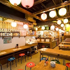 テーブル席。昔懐かしい雰囲気の中で一杯♪