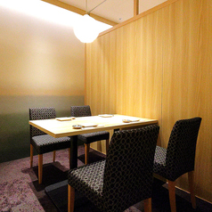 【4名様個室】各種宴会に最適なテーブル席を多数完備しております♪接待や会食にピッタリの懐石コースもございます。黒毛和牛やズワイガニなどワンランク上の海の幸・山の幸を贅沢に使用したコースです。大切なシーンに是非お召し上がりください。