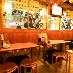 【テーブル席】肩を寄せ合いワイワイ賑やかに酒を酌み交わす、カジュアルな宴がよく似合う空間です。