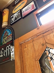 壁際にはビールの看板がたくさんあります。