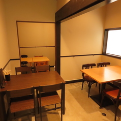 【おひとり様歓迎】しっとり落ち着けるカウンター席。1階と2階にそれぞれご用意したカウンター席は、お一人様でも気兼ねなく、職人の技を眺めながらゆったりと美酒と厳選鮮魚の寿司を堪能できます。