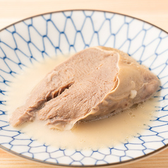 【柔らか茹でタンおでん】ホロホロくずれる柔らかな食感に、噛むたびに広がる肉の旨みとおでん出汁が魅力