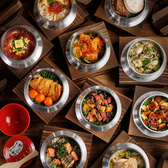 都営三田駅から徒歩約2分、またはJR田町駅から徒歩約3分という非常に便利な好立地にございます。アクセスが良いため、お仕事帰りの待ち合わせや飲み会にも最適です。駅から近いので、移動の手間を気にすることなく、気軽にお立ち寄りいただけます。