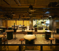 センターにライブステージを設けた、広い店内