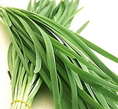 “ニラへのこだわり”　契約農家から直接仕入れております。熊本県産、阿蘇山の麓、上益城の甘みが強いニラを使用しております。無農薬なので甘みが強く、より美味しいもつ鍋になります。