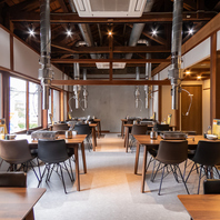 おしゃれな雰囲気♪座り心地にこだわったテーブル席