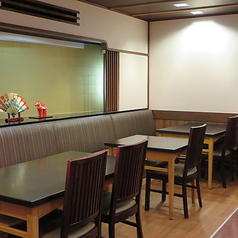 開放感がありながらも落ち着いた雰囲気のテーブル席。4名様掛けのテーブルをご用意しており、少人数から中規模のグループまで柔軟に対応可能です。お買い物帰りのランチや日常の夕食、気軽なビジネスランチなど、様々なシーンでご利用いただけます。ベビーカーの横付けも可能な広めのスペースを確保しています。