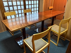 1階の個テーブル席は2～4名様対応の個室もご用意しております。