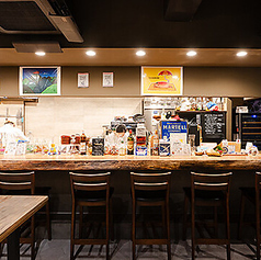 カウンター席は二人の距離も近いので、会話と共に彩り豊かな料理がご堪能いただけます。