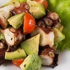 タコとアボカドのプランチャ ～カボスを添えて～