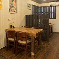 小さなお子様連れのご家族も安心してお食事できる、お隣のお席ともスペースのあるゆったりとしたテーブル席もございます。