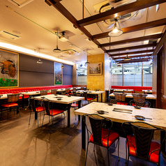 鮮度抜群の牛タンを厚切りや特上で堪能。あらかじめタレに漬け込まないからこそ、サクッとした歯切れの良さと溢れる旨みが際立ちます。最大54名まで対応可能なテーブル席を完備しており、大人数の宴会に最適。厳選素材が彩る上質なひとときをお楽しみください。