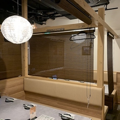 竹を用いたカーテンで区切ったお洒落なソファー個室です。