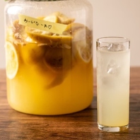 自家製発酵ドリンクやこだわりワイン、日本酒も豊富に