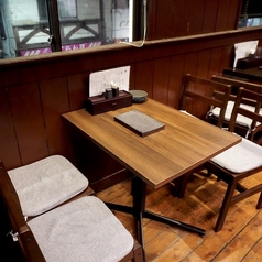 木の温もりを感じるテーブル席は、2名から4名利用に最適。少人数の飲み会からご家族利用まで、落ち着いた雰囲気でゆったりとお食事が楽しめます。