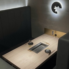 【半個室】2名～5名までご利用可能な半個室席。お席結合可能。半個室席を3つ貸切ることで、最大17名までご利用可能です。