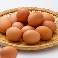 “玉子へのこだわり”　かわ乃の看板メニューモツの卵とじに使用している卵は福岡で飼育されている鶏の朝採れ卵を使用しております。新鮮かつ濃厚な卵と甘辛いもつとの相性が抜群です。