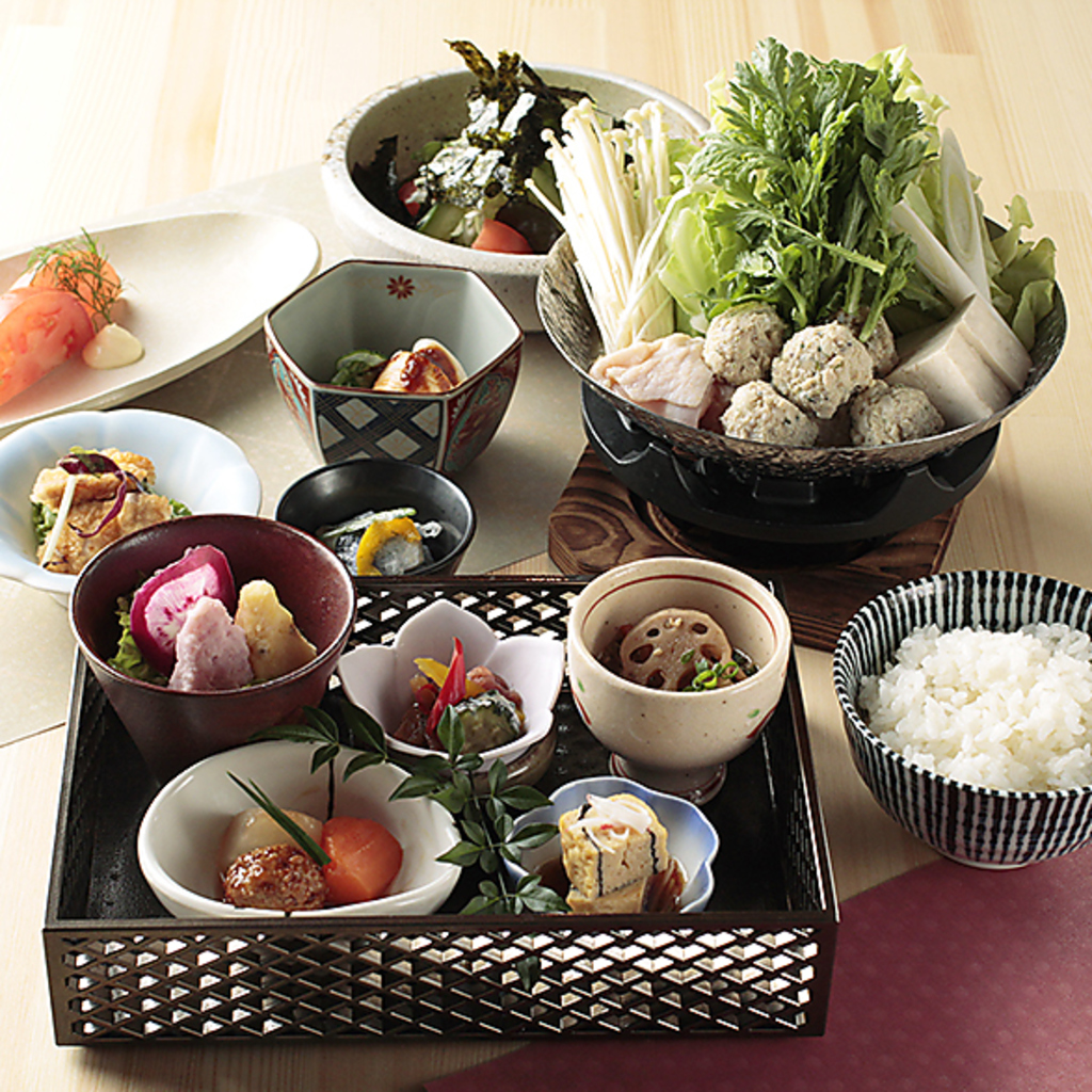 お昼は仲の良いお友達と楽しい時間を！一人鍋＆おばんざい付きの魅力あるランチをご用意♪個室あり