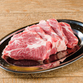 羊肉は良質な赤身肉と言われ低脂肪、低コレステロール、低カロリー、高タンパクで、鉄分・亜鉛が多く含まれ、必須アミノ酸などもバランスよく含まれています。タンパク質の代謝を助けるビタミンB6など、様々なビタミンが含まれています。