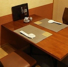 【B1F：2名様～最大36名様まで】広々とした掘りごたつ席とテーブル席を完備！当店では、仕切り壁を調整することでご利用人数に合わせた個室をご用意しております。お席のタイプは『掘りごたつ席』または『テーブル席』よりお選びください。仕切りを全て外せば最大36名様までご案内可能です。