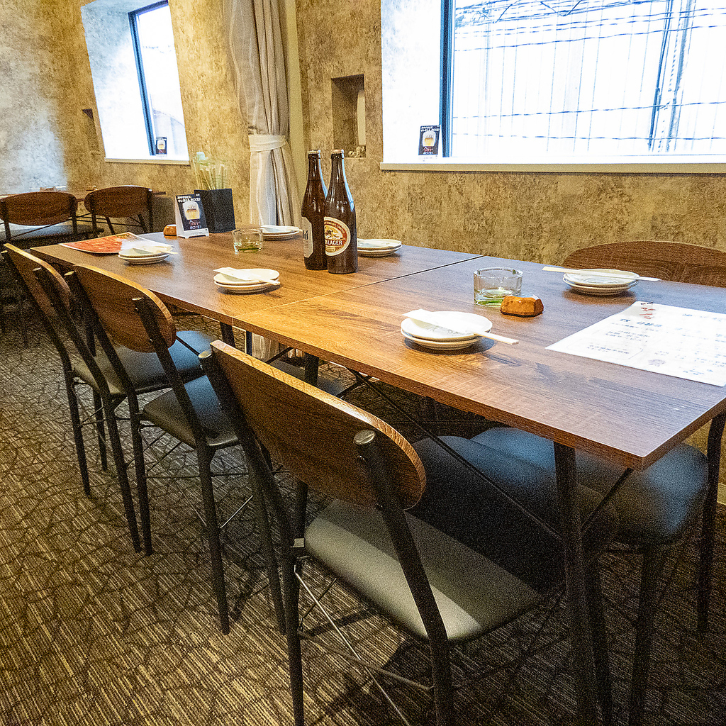 お仕事帰りに仲間と一杯にちょうどいいテーブル席。今日も一日がんばった仲間同士で飲むお酒は最高。