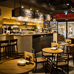 入ってすぐのドリンクカウンターから、美味しいお酒やドリンクをご提供します