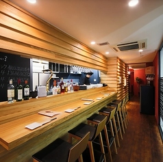 厨房を間近に感じられる、キッチン前カウンター席を6席ご用意しています。