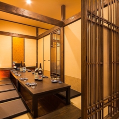 【各シーンに！座敷掘りごたつ席をご完備しております】少人数での集まりに是非こちらのお席をご利用下さい。落ち着いたライトでのんびりお過ごし頂けます。急な飲み会にも最適なお席ですので是非ご来店ください。ゆったりできるお席での宴会や飲み会を楽しくお過ごし頂けますのでご利用下さい。料理やお酒など豊富にあり！