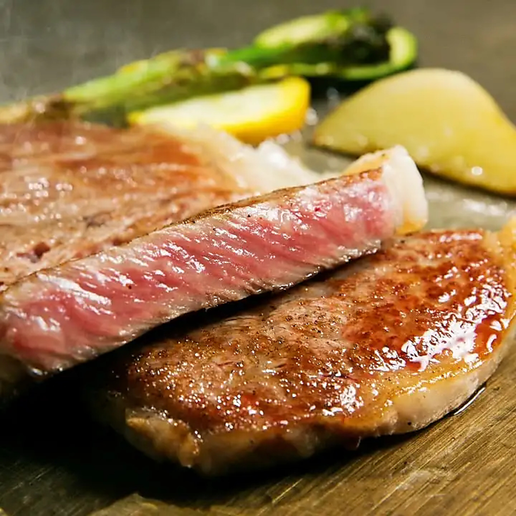 極上肉を、お客様の好みに寄り添った絶妙な焼き加減でご提供。素材の旨味をご堪能ください