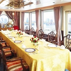 【モデルナ】エロイカ:重厚なマホガニー材をふんだんに使った船室は、エグゼクティブのご会食、ご接待や結納にもご利用いただけます。東京湾の広大な景色を眺めながら、開放的な気分でランチやサンセットクルーズをお楽しみいただけます。