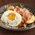 料理メニュー写真&nbsp;生ハムと目玉焼きのウエボスロトス