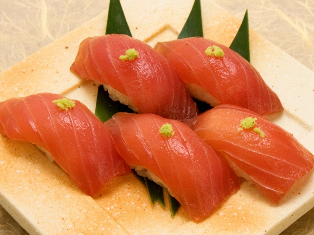 南大東島の郷土料理「大東鮨」。特性のタレで漬け込んでいます。