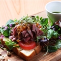 料理メニュー写真&nbsp;ローストビーフのオープンサンド