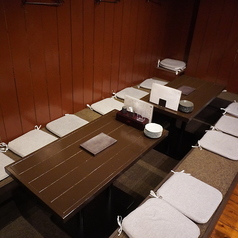 最大16名様まで利用可能な掘りごたつ席。靴を脱いでくつろげる和空間は、宴会やお子様連れのお客様にも大人気です。