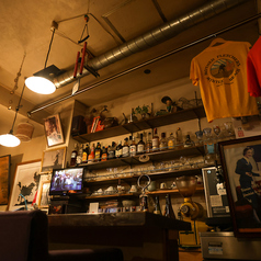 当店のカウンター席は、店主と会話を楽しみながら、お酒や料理を味わうのに最適な場所です。落ち着いた雰囲気の中ゆったりとした時間を過ごせます。お気に入りのドリンクなどをオーダーしながら、店主とのコミュニケーションも楽しむことができます。お一人様でも気楽に楽しめるカジュアルな空間です。ぜひご利用ください。