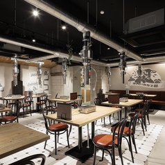 扉を開けた瞬間、焼肉店とは思えないスタイリッシュな空間が広がる。モダンなインテリアと落ち着いた照明が、大人の時間を演出。味も空間も妥協しない、こだわり派のための一軒。