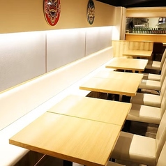 ゆったりとお食事を楽しめるテーブル席