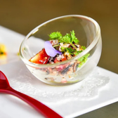 【コース料理も季節ごとに一新】季節ごとに内容を一新し、常に新鮮な味わいをご提供しております。3カ月ごとに、その季節の旬の食材を使用したコース内容にリニューアル。春の爽やかな野菜や、夏の魚介類、秋のきのこや根菜、冬の温かい煮込み料理など、季節の移ろいを食事を通して感じていただけます。