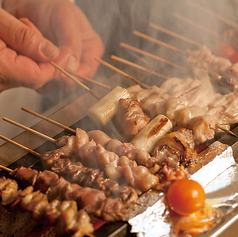 1本1本丁寧に焼きあげる炭火焼鳥の写真
