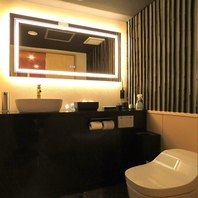 森林映像と川音に癒される五感で寛ぐこだわりトイレ空間