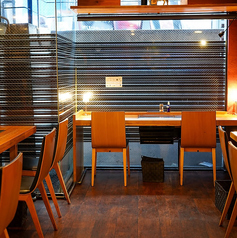 窓際カウンター席（2名様用）を2卓ご用意しています。おふたりでゆったりと過ごせる特別な席は、デートや記念日にぴったりです。