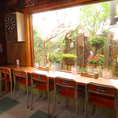 窓際に並びカウンター席は全5席。外の景色を眺めながら、ゆったりと食事が楽しめます。お一人様でも心地良く過ごせる空間で、ちょっとしたひと休みにもぴったりです。