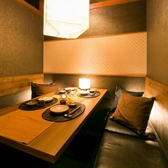 デートにも最適な個室は二人の距離が縮まるプライベート空間です。落ち着いた照明の中で、自慢の料理と共にお喋りを楽しめます。