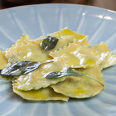リコッタチーズと季節野菜のラビオリ　バターセージソース