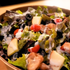 スモークチーズとチキンのサラダ