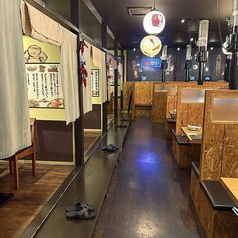 【広々としたテーブル席】 広々とした開放感あふれる空間に配置されたテーブル席！大人数でのグループ利用にも対応可能で、活気ある店内で楽しい宴会を！お鍋を囲んで盛り上がりましょう♪